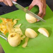 Precalentar el horno a 350ºF Pelar y cortar las manzanas en pedazos grandes.