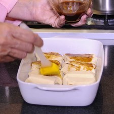 En un tazón poner la mantequilla derretida, canela, azúcar y vainilla mezclar bien y poner sobre las empanadas.