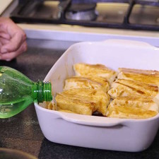 Vaciar el refresco de toronja entre las empanadas, no sobre ellas, y hornear de 30 a 35 minutos.