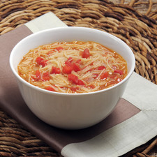Servir como sopa de principio, adornado con un chopito o chorrito de crema.