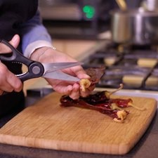Para desvenar los chiles, cortar el rabo y abrir los chiles guajillos con una tijera, retirar las semilla y venas descartarlas.