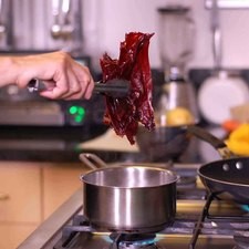Poner a hervir las pieles de los chiles, cebolla y ajo durante 5 minutos. Dejar enfriar