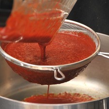 Poner a calentar un poco de aceite en una olla honda grande. Colar sobre esta olla la salsa de chiles y sofreír un minuto.