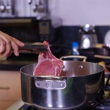 Calentar la cucharada de aceite y cuándo esté caliente sofreír las chuletas un par de minutos por cada lado o hasta que se vean ligeramente doradas.Retirar del sartén y reservar.