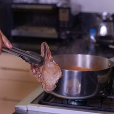 Añadir las chuletas y revolver bien para integrar los ingredientes.