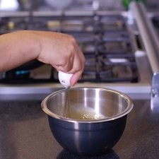 Agregar los huevos en un tazón con un poquito de sal y batir con la ayuda del batidor de globo. S 17784 1475598480