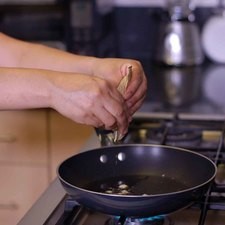 Calentar el aceite en el sartén y cuando esté caliente, añadir las tostadas troceadas con la mano en pedacitos pequeños y sofreír un minuto. S 17786 1475598478