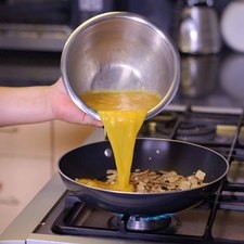 Agregar los huevos batidos a la sartén y cocer sin menear demasiado, volteando los huevos sobre si mismos tres o cuatro veces hasta que estén cocidos. S 17787 1475598477