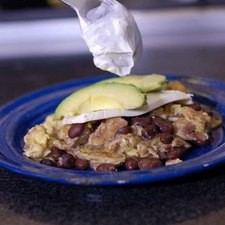 Para servir colocar un poco de huevo en el plato. Decorar con unas rebanadas de queso, rajas de aguacate, crema y chiles en vinagre. S 17790 1475598475