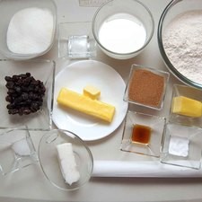 Ingredientes para pastel 2 1/2 tazas de harina de trigo 1/2 cucharita de sal 1 cucharita de bicarbonato de sodio 100 gramos de mantequilla 3/4 taza de azúcar blanca 2 piezas de huevo 1 cucharita de esencia de vainilla 1 taza de leche de vaca 2 cucharitas de vinagre blanco 1/2 taza de uva pasa manteca vegetal al gusto papel encerado al gusto Ingredientes para cubierta 3/4 taza de miel de maple 45 gramos de mantequilla 1/4 taza de azúcar mascabado 200 gramos de nuez
