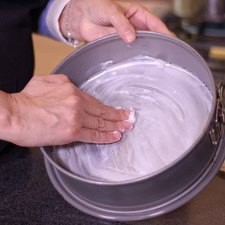Engrasar con manteca el molde desmoldable para pastel.