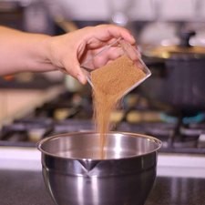 Colocar en tazón la miel maple, 45 gr de mantequilla y el ¼ taza de azúcar mascabado.