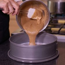 Mezclar con la ayuda de la batidora y vaciar en el fondo del molde.