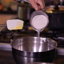 Acremar la mantequilla con el azúcar en un tazón con la ayuda de la batidora.