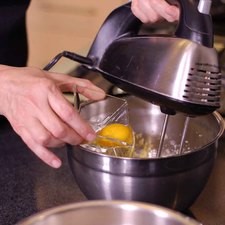 Agregar huevos uno a uno y la esencia de vainilla. Continuar batiendo.