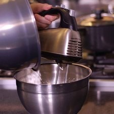 Agregar los ingredientes secos alternando con la leche.