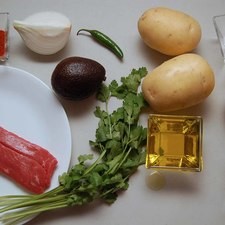 Ingredientes para receta 3 piezas de papa blanca 2 piezas de bistec de res 1 cucharada de paprika sal al gusto pimienta negra molida al gusto 1/4 taza de aceite de oliva Ingredientes para acompañar 1 pieza de aguacate 1/4 pieza de cebolla blanca 1 pieza de chile serrano 4 ramas de cilantro fresco sal al gusto