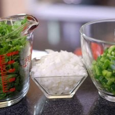 Picar finamente la cebolla, chile serrano y cilantro.