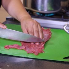 Cortar el bistec de res en tiras delgadas Reservar.