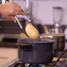 Poner a cocer las papas en una olla honda mediana con sal durante 15 minutos. Dejar enfriar