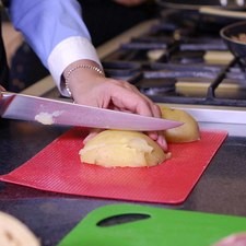 Cortar a la mitad y la mitad en tres partes para obtener gajos. Reservar