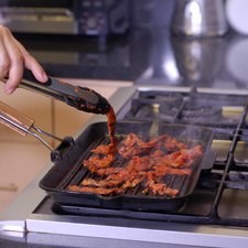 En la misma parrilla añadir las tiras de carne y continuar cociendo hasta que estén cocidas.
