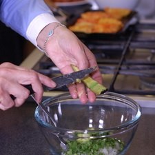 Agregar el aguacate cortado en cuadros pequeños y sazonar con sal, mezclar bien.