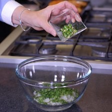Para preparar la salsa para acompañar, mezclar en el tazón la cebolla, chile y cilantro picado.