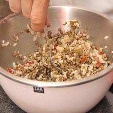 Mezclarlas en un tazón con el arroz blanco, sazonar con sal, pimienta y un chorrito de aceite de oliva.