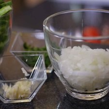 Picar el ajo, cebolla y epazote finamente.