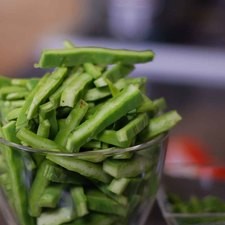 Cortar los nopales en tiras delgadas y las calabacitas en trozos a tamaño bocado.