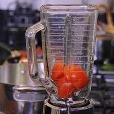 Colocar los jitomates partidos en cuartos en el vaso de la licuadora y moler hasta obtener una mezcla homogénea.