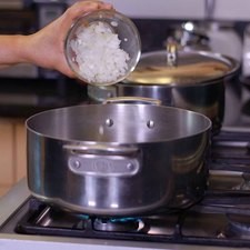 Calentar la olla con el aceite y agregar ajo y cebolla picada, moviendo constantemente durante tres minutos cuidando que no se doren.