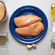 Ingredientes para receta 1 pieza de pechuga de pollo sin hueso sin piel 2 dientes de ajo 3 cucharadas de aceite de oliva sal al gusto pimienta negra molida al gusto 2 tazas de pan molido 1 cucharada de orégano seco