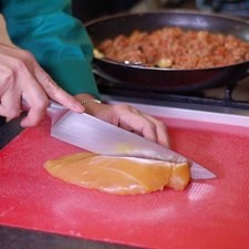 Cortar la pechuga de pollo en cubos a tamaño bocado.
