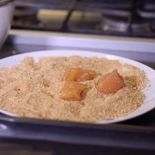 Pasar los trozos de pechuga por la mezcla de pan molido y colocar en una charola para horno. Meter a hornear a (350 ° C) o (175° F) durante 20 minutos o hasta que estén dorados.