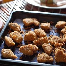 Servir en un plato con palillos.