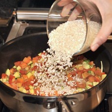 Añadir el arroz y cocer unos minutos hasta que se comience a dorar.