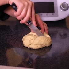 Con la tercera parte que sobró, formar una bolita y reservar. Formar una bola con el resto de la masa y colocar en una charola para horno. Precalentar el horno a 180°C (350 ° F)