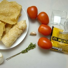 Ingredientes para receta 1/4 pieza de cebolla blanca 1 diente de ajo 4 piezas de jitomate guaje 2 ramas de orégano fresco agua al gusto sal al gusto 200 gramos de chicharrón de puerco 200 gramos de pasta fideo la moderna 0
