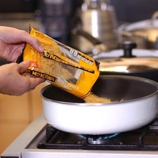 En el sartén con aceite de oliva dorar ligeramente el fideo, menear con frecuencia con una cuchara para que no se queme.