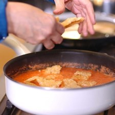 Añadir el chicharrón troceado.