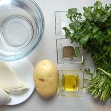 Ingredientes para receta 2 manojos de cilantro fresco 1 pieza de papa blanca 1/4 pieza de cebolla blanca 1 1/2 litros de agua 300 gramos de queso panela sal al gusto pimienta negra molida al gusto 2 cucharadas de aceite de oliva