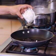 Calentar una cucharada de aceite en un sartén y sofreír la cebolla durante un par minutos.