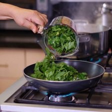 Añadir la papa picada y las hojas de cilantro, continuar cociendo 5 minutos más.