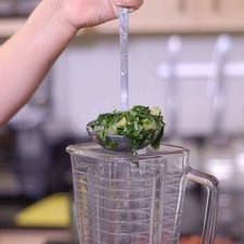 Colocar la mezcla de papa con cilantro en el vaso de la licuadora y moler hasta obtener una mezcla homogénea.