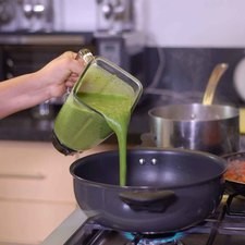 Calentar el aceite en la olla honda y sofreír la mezcla molida un par de minutos.