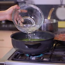 Añadir un poco más de agua o caldo de pollo hasta obtener la consistencia deseada. Sazonar con pimienta y sal.