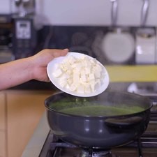Continuar cociendo 5 minutos más, y apagar el fuego. Agregar los cubos de queso.