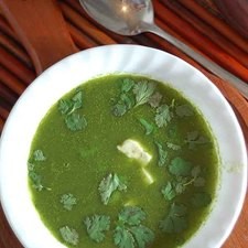 Servir inmediatamente decorado con hojas de cilantro.